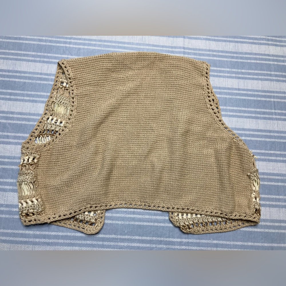Chico’s beige and tan cropped vest with gold metallic threading throughout. - Picture 4 of 4